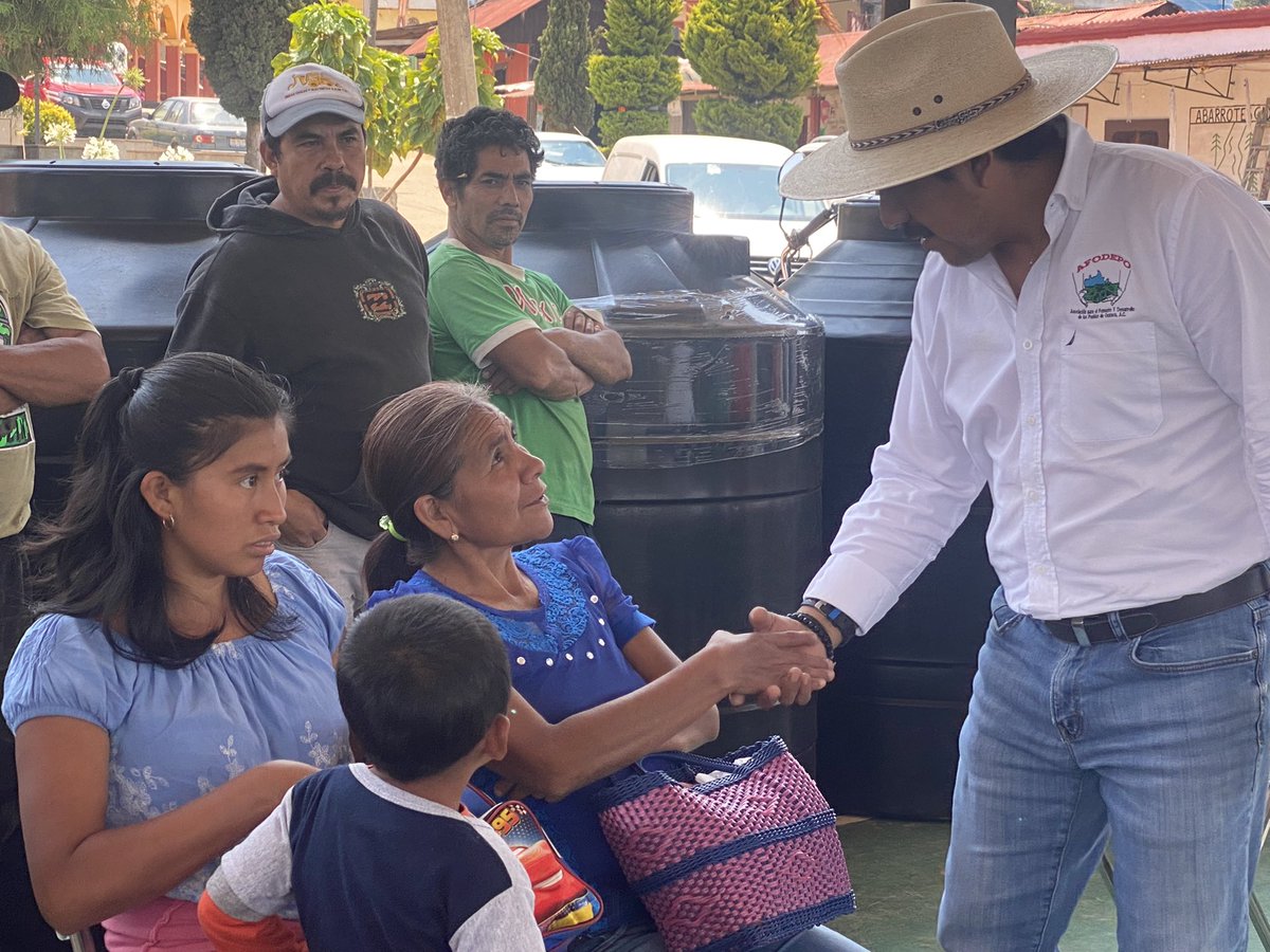 afodepoac's tweet photo. Seguimos recorriendo cada rincón del Estado llevando resultados para mejorar la calidad de vida de nuestra gente. Como en San Mateo Río Hondo Miahuatlán, donde entregué junto con Amelio Matus Hernández, apoyos de aves de postura y material subsidiado #AFODEPO @amelio_p https://t.co/8I3xUgURaY