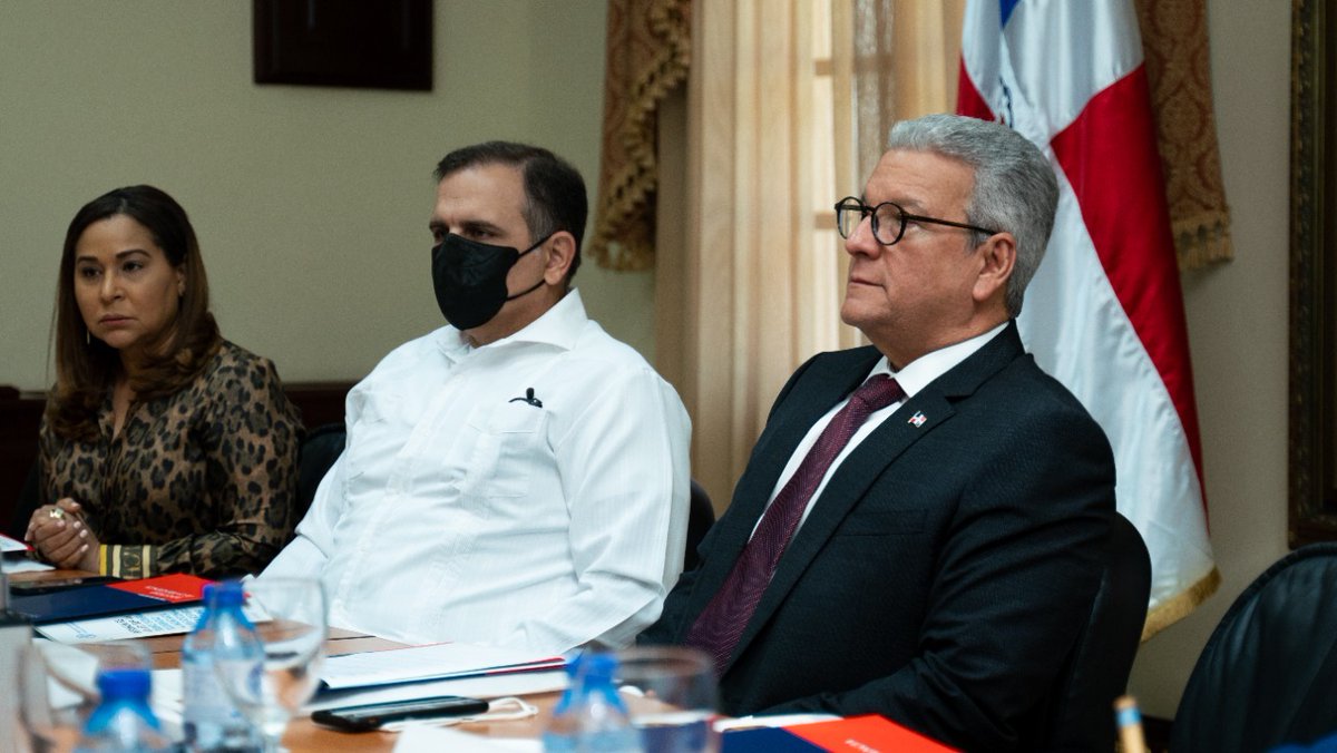 MinpreRD's tweet photo. ¡Enhorabuena! 
Durante la primera reunión del #Conassan, presidida por el ministro @lmacarrulla1, representantes #PMA y @faodominicana, felicitaron al Gobierno por el apoyo a la seguridad alimentaria y al combate del alza de precios de los productos de primera necesidad. https://t.co/GzvqC8hDHa