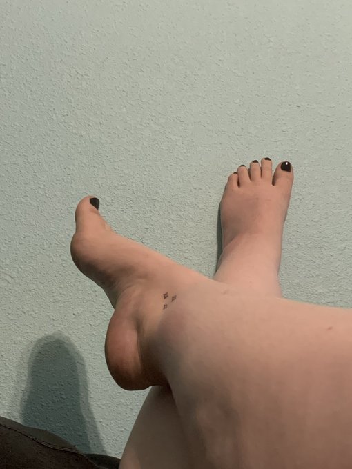 Who wants to spoil my feet🦶🏻 
https://t.co/uO4l8w6Dle 

#onlyfansgirl #onlyfans #feet #feetworkship #feetworshi̇p