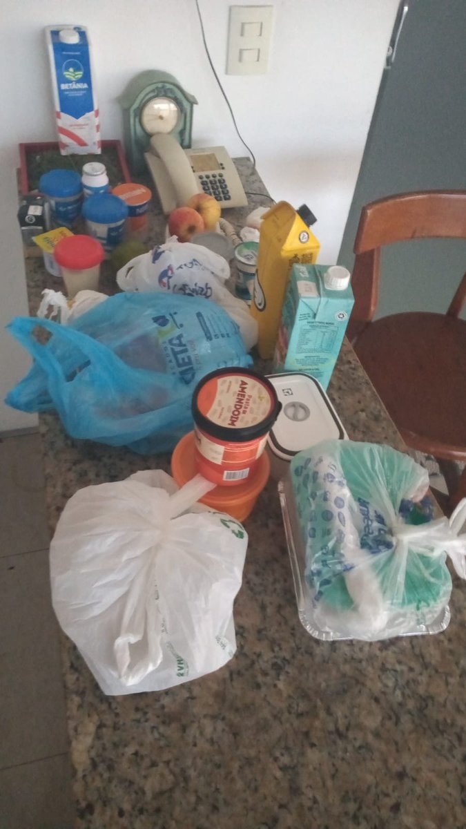 geladeiraebm's tweet photo. meu conteúdo espalhado pra todos verem. não há mais privacidade, respeito, nada. ninguém respeita a geladeira. 

quem gela a geladeira? https://t.co/mlHRidEuZC