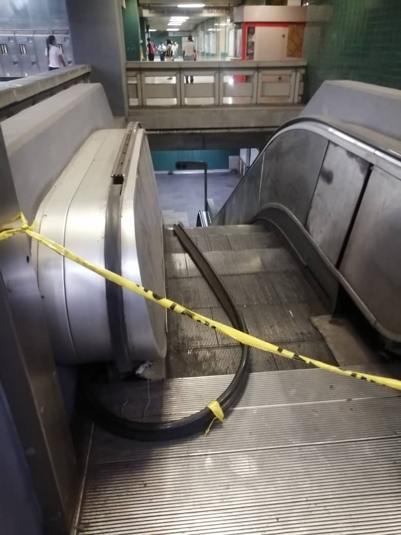 SandraMarinD's tweet photo. Así está el Metro de Caracas, "Venezuela se arregló" no llegó al subterráneo. #desastre #TransportePúblico #corrupción https://t.co/Qw2btDmiVE