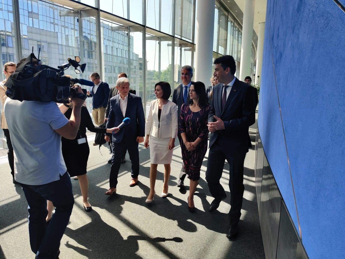 Andrei_V_Tatar's tweet photo. E limpede că Republica Moldova se îndreaptă cu pași fermi spre UE.
Mult succes, @sandumaiamd!
Felicitări, @RamonaStrugariu, @CiolosDacian, @IoanDragosT, @dragos_pislaru!
#Renew #StandWithMoldova
#Vrem #MoldovaInUE https://t.co/Xi3bMPyqaX