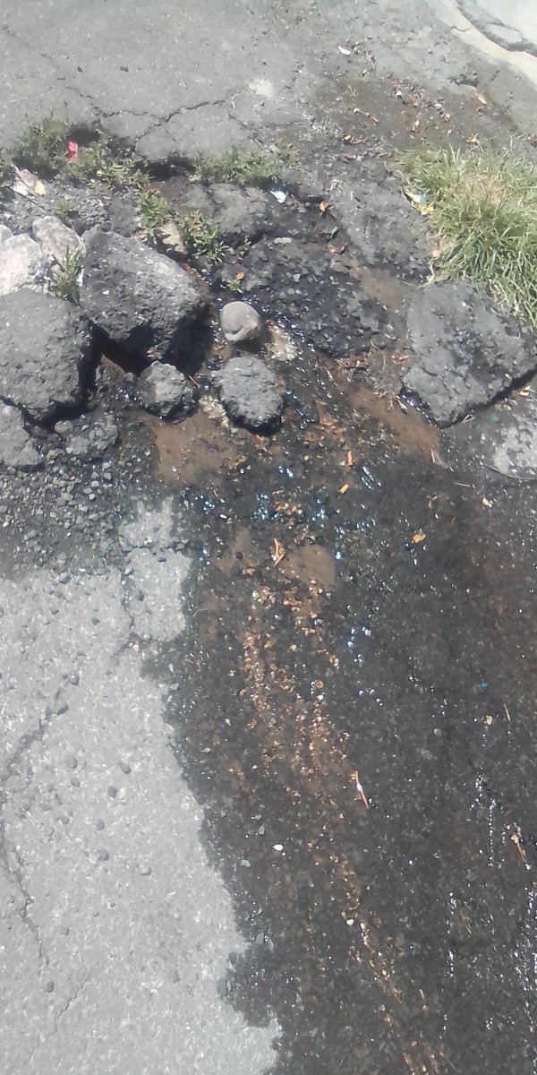 1710_Gb's tweet photo. @AtizapanZSAPASA 

Podrían atender está fuga de agua https://t.co/BZJRrMxBlM