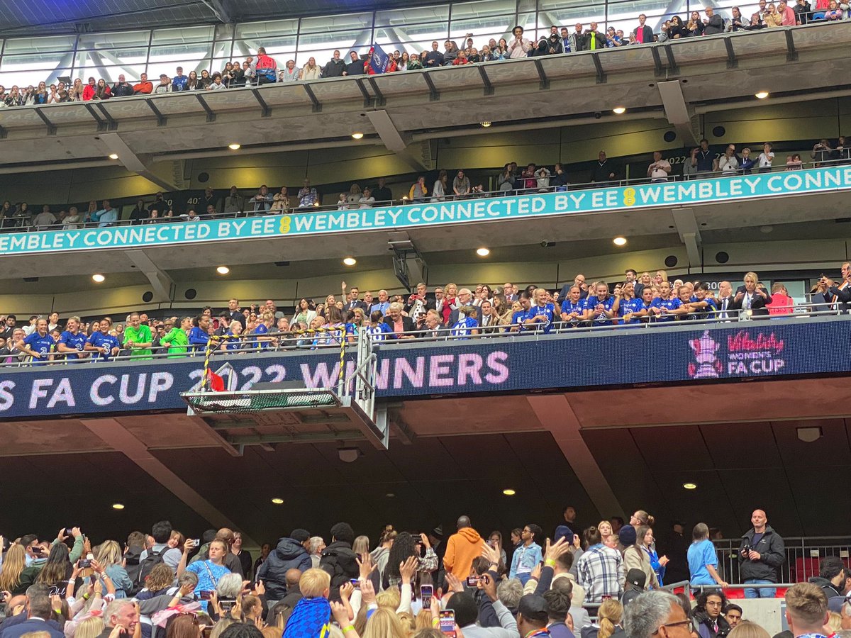 SouthwickFCYth's tweet photo. A few of our U12 Girls had a fantastic, memorable day at Wembley watching Chelsea Ladies lift up the FA Cup and meeting their footballing idols, on what was a fantastic game of football! ⚽️🔴⚫️

#LadiesFACupFinal 
#ChelseaFCWomen
#ManCityWomen
#WembleyStadium https://t.co/Q9qvZZiTk7