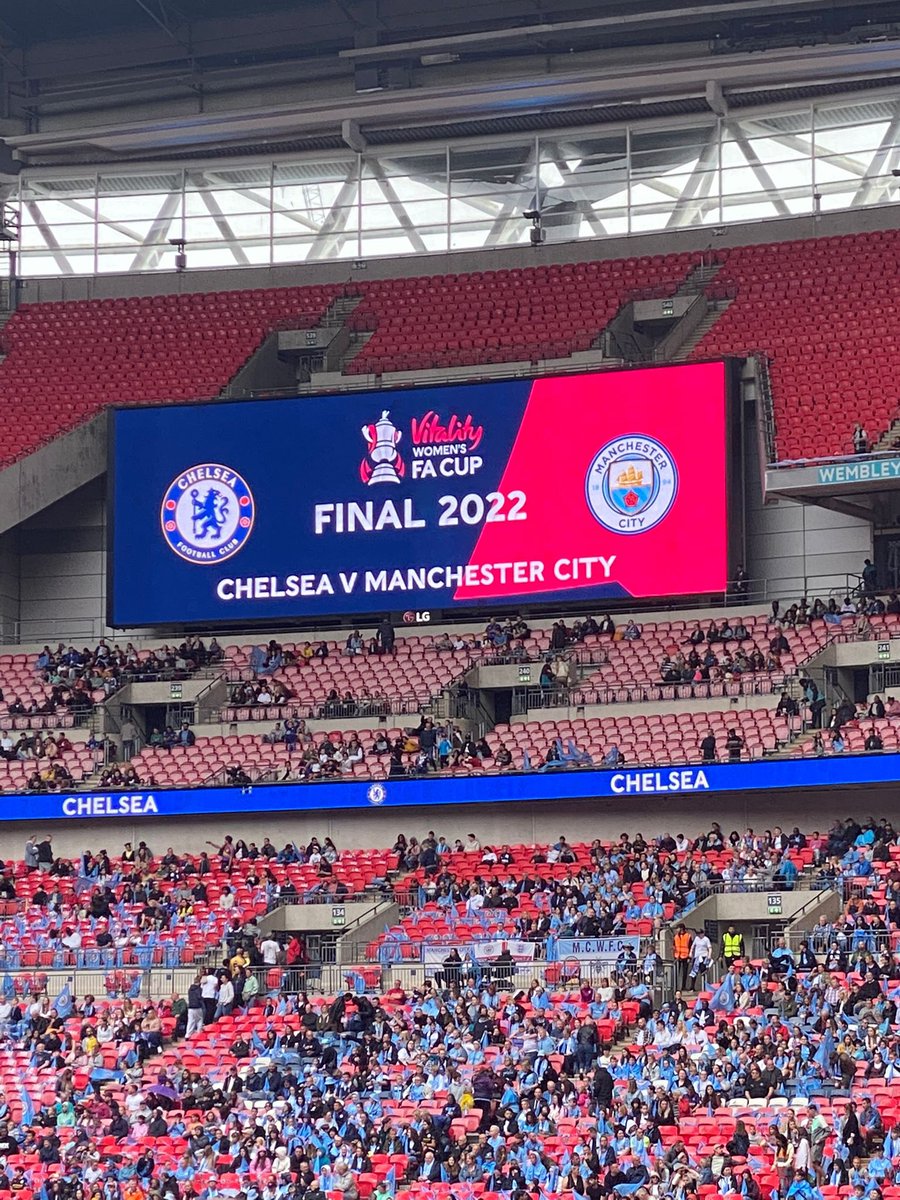 SouthwickFCYth's tweet photo. A few of our U12 Girls had a fantastic, memorable day at Wembley watching Chelsea Ladies lift up the FA Cup and meeting their footballing idols, on what was a fantastic game of football! ⚽️🔴⚫️

#LadiesFACupFinal 
#ChelseaFCWomen
#ManCityWomen
#WembleyStadium https://t.co/Q9qvZZiTk7
