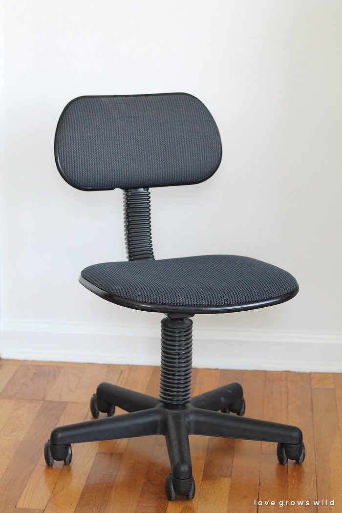 JaeRichards's tweet photo. back pain was invented by this chair https://t.co/dnnUAxclO0