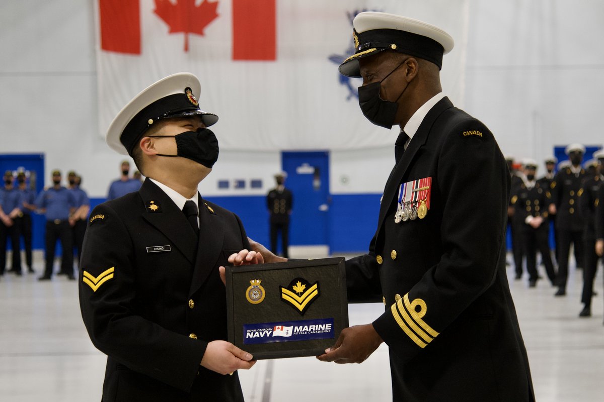 HMCS_NCSM_YORK's tweet photo. Pour terminer l'année de formation en beauté, nos membres ont récemment reçu des récompenses et des promotions! 🙌🏆
Souhaitez bonne chance à nos officiers et marins #RESNAV qui traversent le Canada pour s'entraîner cet été! 🇨🇦⚓️
#NousLaMarine https://t.co/FdFI3duc7b
