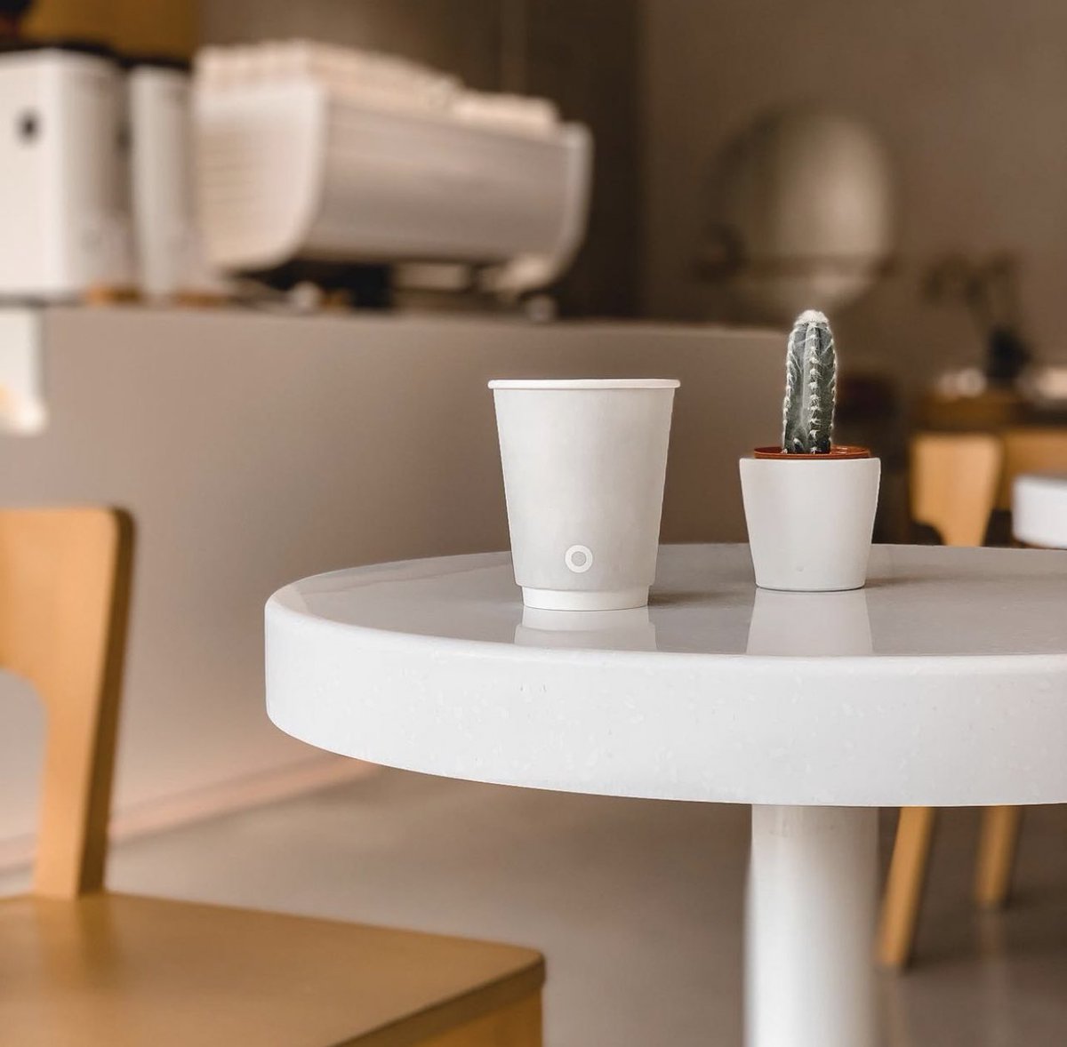 لا شيء أحبُ إلى قلبي من مكانٍ هادئ
تنبعثُ منه رائحة القهوة