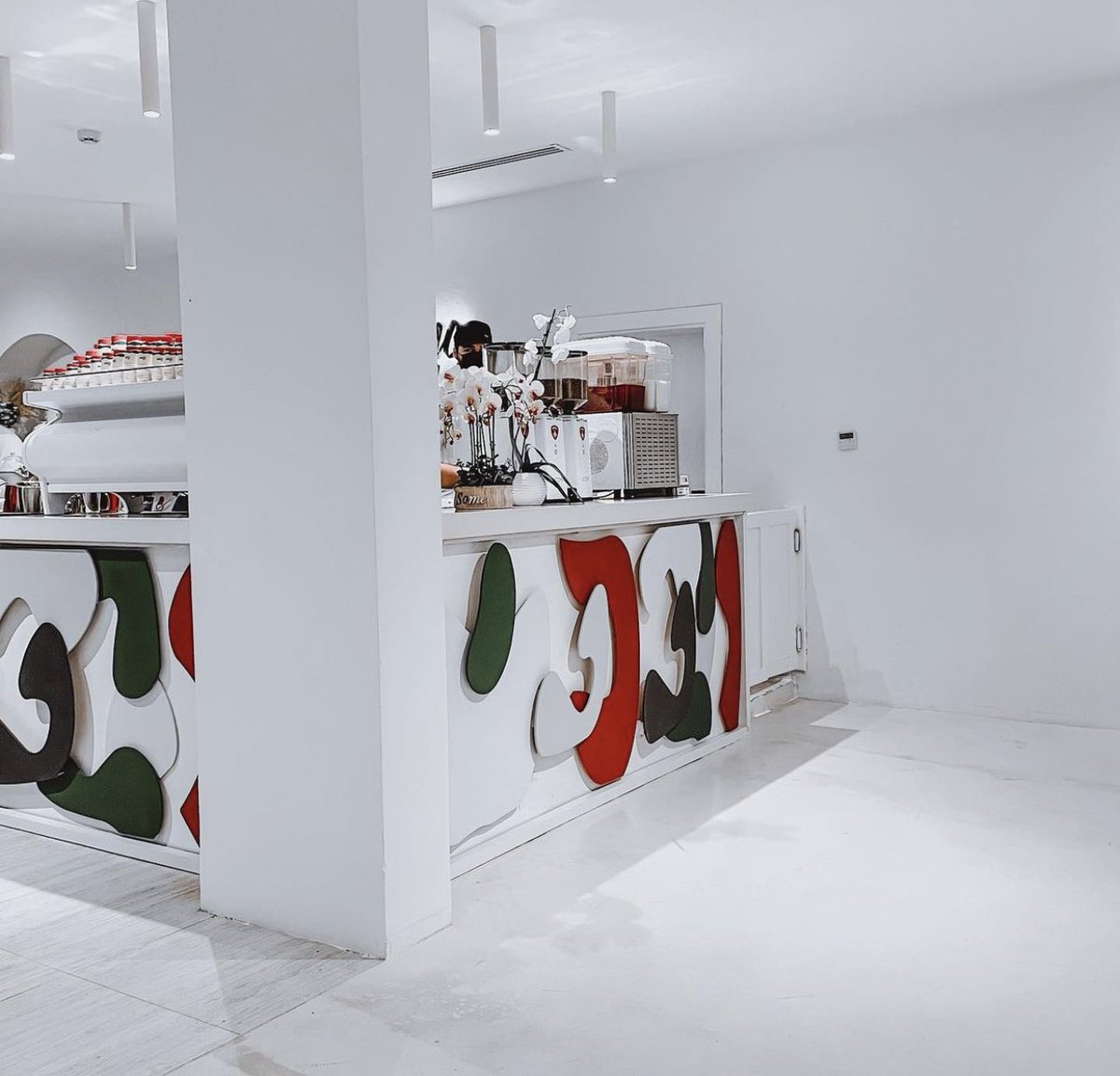 لا شيء أحبُ إلى قلبي من مكانٍ هادئ
تنبعثُ منه رائحة القهوة .