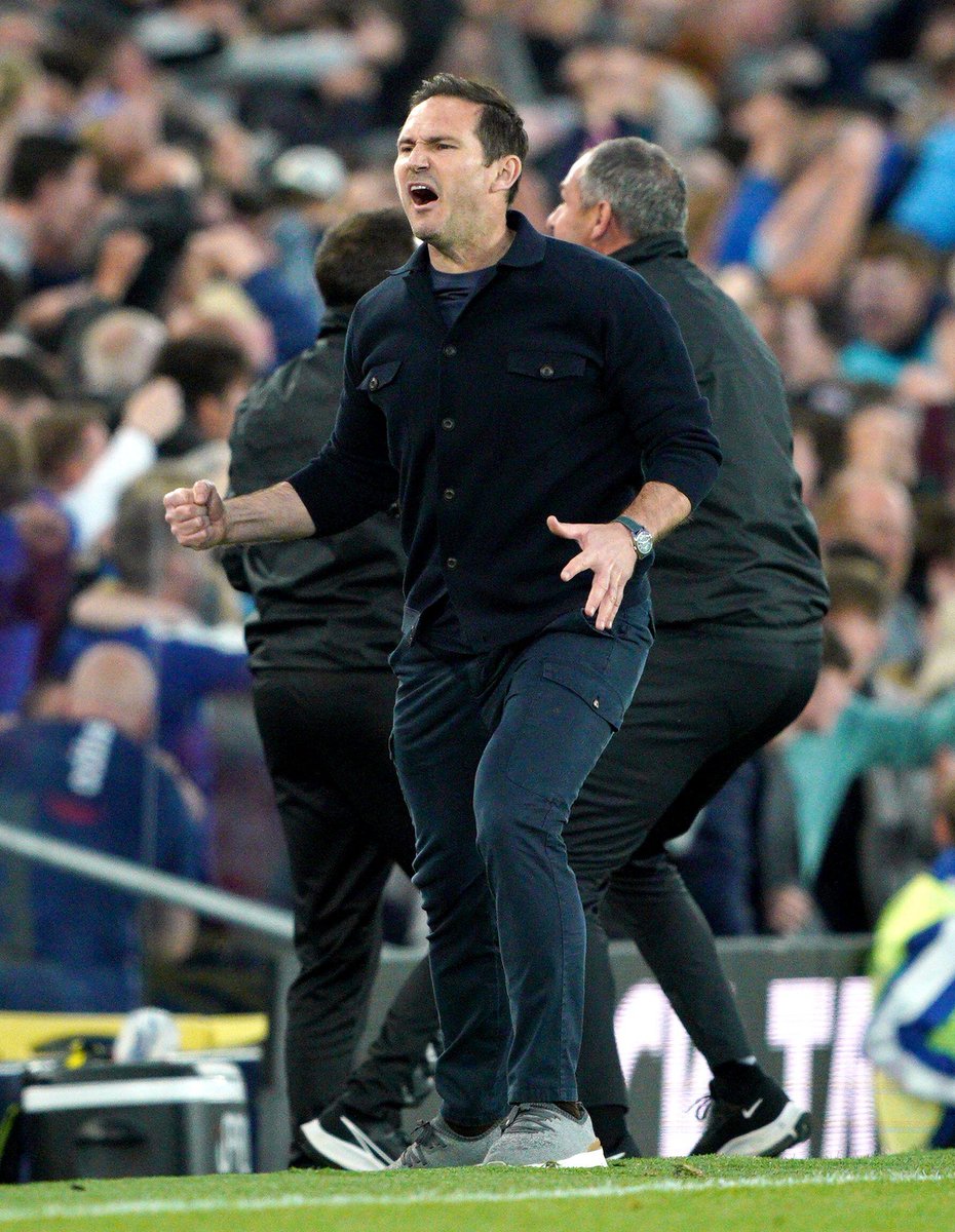 sportbible's tweet image. ⚽ 21' Everton 0-1 Palace
⚽ 36' Everton 0-2 Palace
⚽ 54' Everton 1-2 Palace
⚽ 75' Everton 2-2 Palace 
⚽ 85' Everton 3-2 Palace

Everton secure Premier League safety after coming from two goals down to win 3-2! 💙

Frank Lampard has done it. Absolute limbs at Goodison Park! 👏