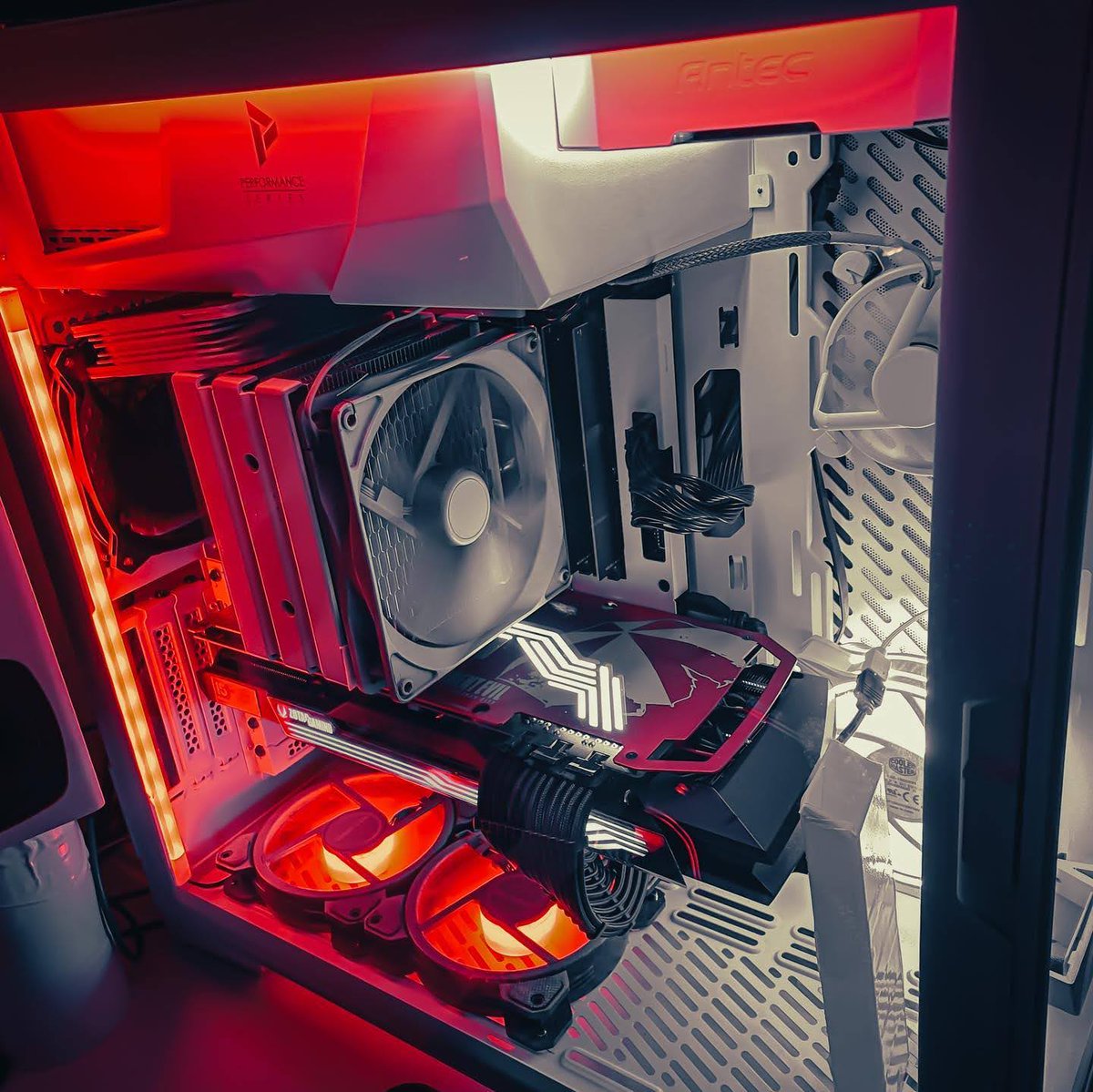 ZOTACRussia's tweet photo. Редкое издание AMP Extreme Holo Resident Evil в редком по красоте билде! 😍

#ZOTAC #ZOTACGAMING #Tech #PcHardware #PcComponents #RTX30 #Battlestation #PcSetup #GamingPC #gamingsetups #game #dreamsetup https://t.co/aioUhnKHWI