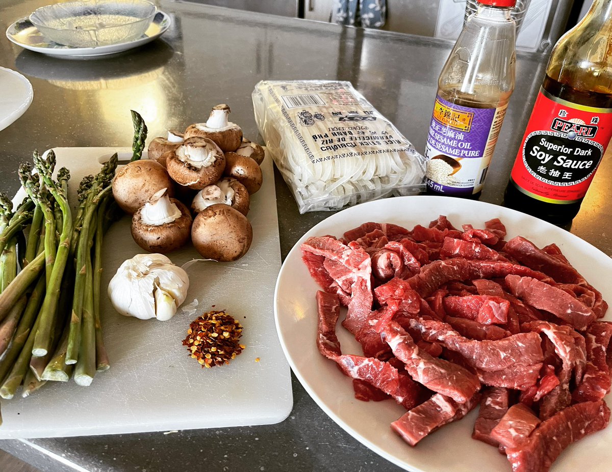 AndrewHanna's tweet photo. Super simple 8-ingredient meal tonight - #Beef, #Asparagus & #Mushroom #ChowFan.
Thin strips of sirloin tip, beautiful fresh #PrinceEdwardCounty Asparagus and #CreminiMushrooms over rice noodles dressed with dark soy sauce, sesame oil, garlic and dried chillies. https://t.co/dvolN5tcaN