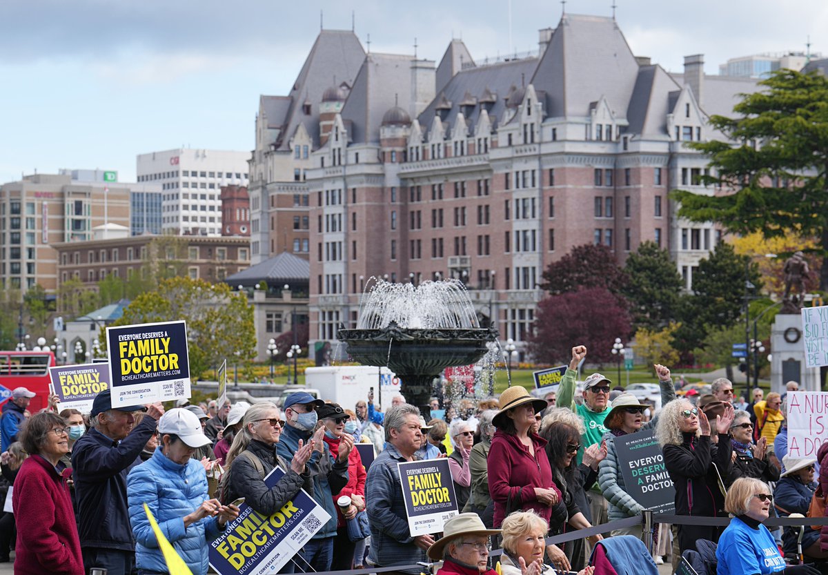 Could we have found a better way to celebrate #familydoctorday than taking our message to government, then standing together with thousands of British Columbians to recognize the value of family medicine. Thank you, family doctors for all you do! <a href="/BC_GP_Shortage/">BC Health Care Matters</a> @BCFamilyDoctor