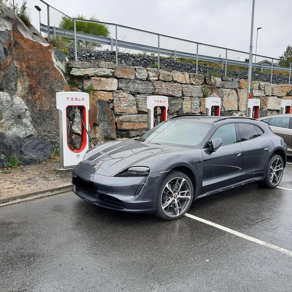 GaganSingh's tweet photo. @TeslaCharging @elonmusk @TeslaCharging @Tesla An unwanted/unanticipated consequence of opening up for non-Tesla on the charging network. One car taking up three charging spots. Need longer charging cables to accommodate for alternative placement of charge ports on non-Teslas https://t.co/Hq5OVrY4dE