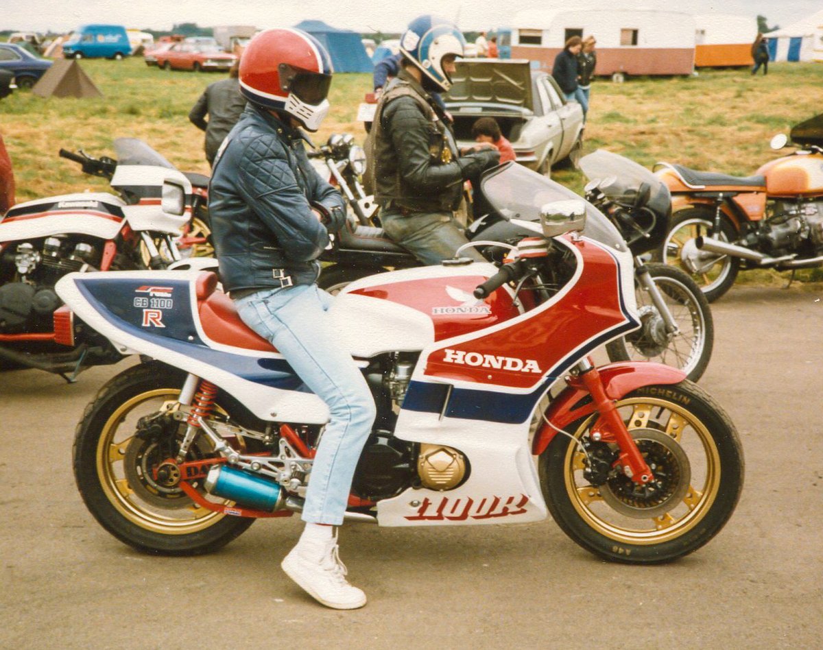 popsyosh34's tweet photo. Yes !🇬🇧🏁
#CB1100RC #Davida #SimpsonBandit #RWYB https://t.co/EyEUhwUHee