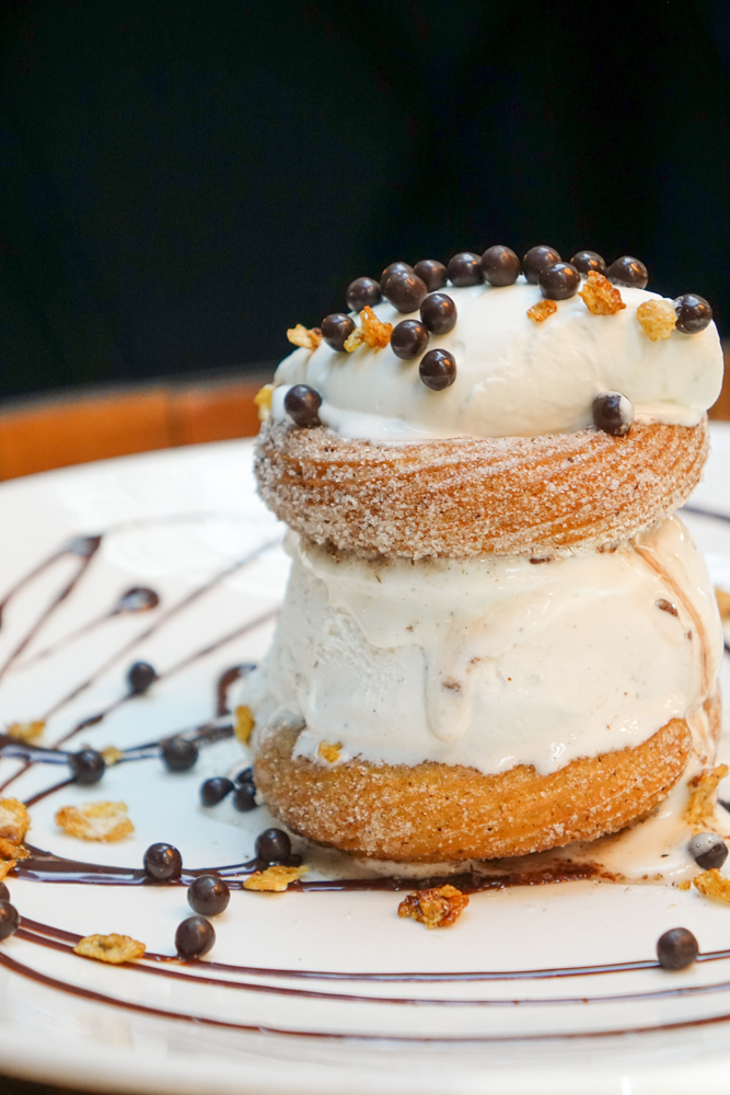 Alma Cocina Downtown has new desserts on the menu!
✨Fried Cinnamon Toast Ice Cream - champagne pineapple, orange chiffon with caramelized cornflakes on top
✨Churro Ice Cream Sandwich - vanilla bean gelato, hot chocolate sauce, chocolate pearls
Resos: bit.ly/3EXG3SU