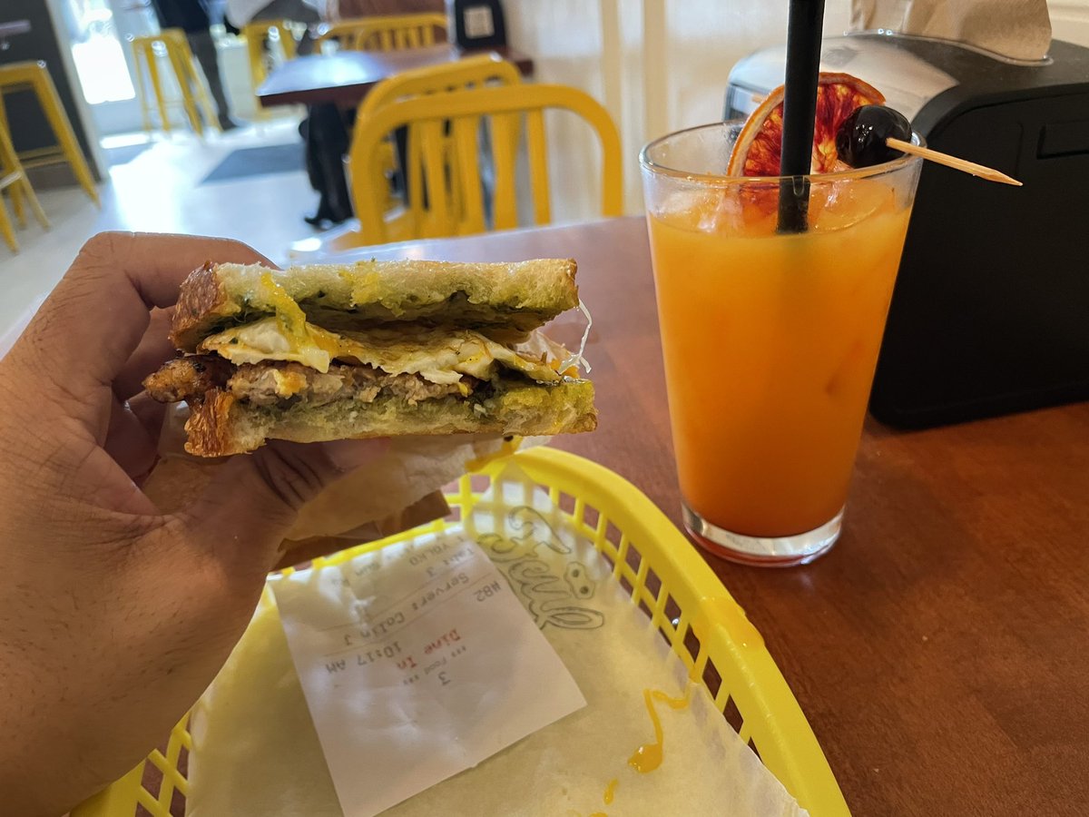 RELtotheV's tweet photo. Okay so far Portland's food does not disappoint. But damn Powell's City of Books is the dopest bookstore I've ever been to. Freakin gigantic https://t.co/qwANxTkhRt