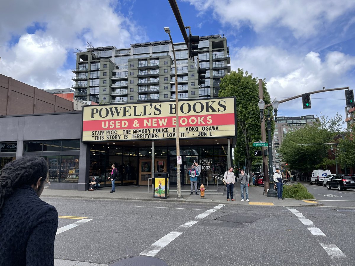 RELtotheV's tweet photo. Okay so far Portland's food does not disappoint. But damn Powell's City of Books is the dopest bookstore I've ever been to. Freakin gigantic https://t.co/qwANxTkhRt