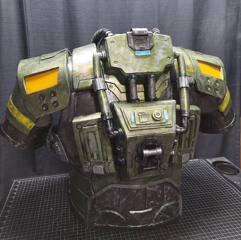 onyx_dezz's tweet photo. Gears UIR upper armor is finally painted ⚙️⚡️ Primarily used a peridot mettalic paint for the main color and plaid fx paints for the other details including blood paint #GearsofWar #gearsglory https://t.co/CeT34BPP9V
