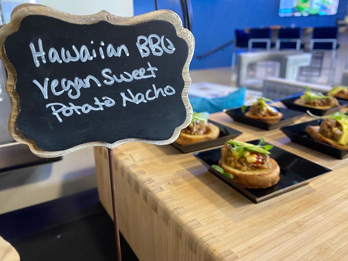 ZapposCulture's tweet image. For todays happy hour @eurest.z.lasvegas, experience team, &amp;amp; #zaapi circle have a delicious menu for our zapponians! 

Thank you for WOWing!
✨
✨
✨
✨
#zappos #zapposculture #companyculture #goodeats #happyhour