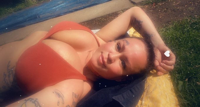 First day tanning 💛 https://t.co/Vtz8Uw3To9