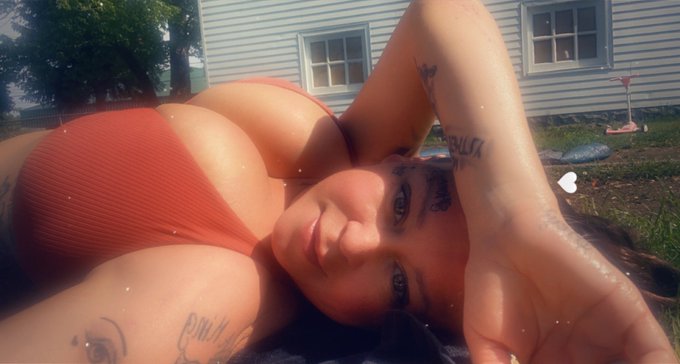 First day tanning 💛 https://t.co/Vtz8Uw3To9