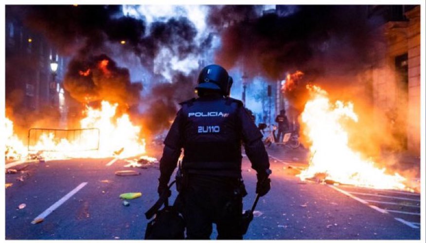 Raquelobregon's tweet photo. Este “pillín” como tantos otros ha sido insultados por su jefe. Su gran jefe ha faltado al respeto de las Fuerzas de Seguridad del Estado lo que le deja descalificado para dirigir a estos cuerpos y a este país https://t.co/lENUHNhA3I