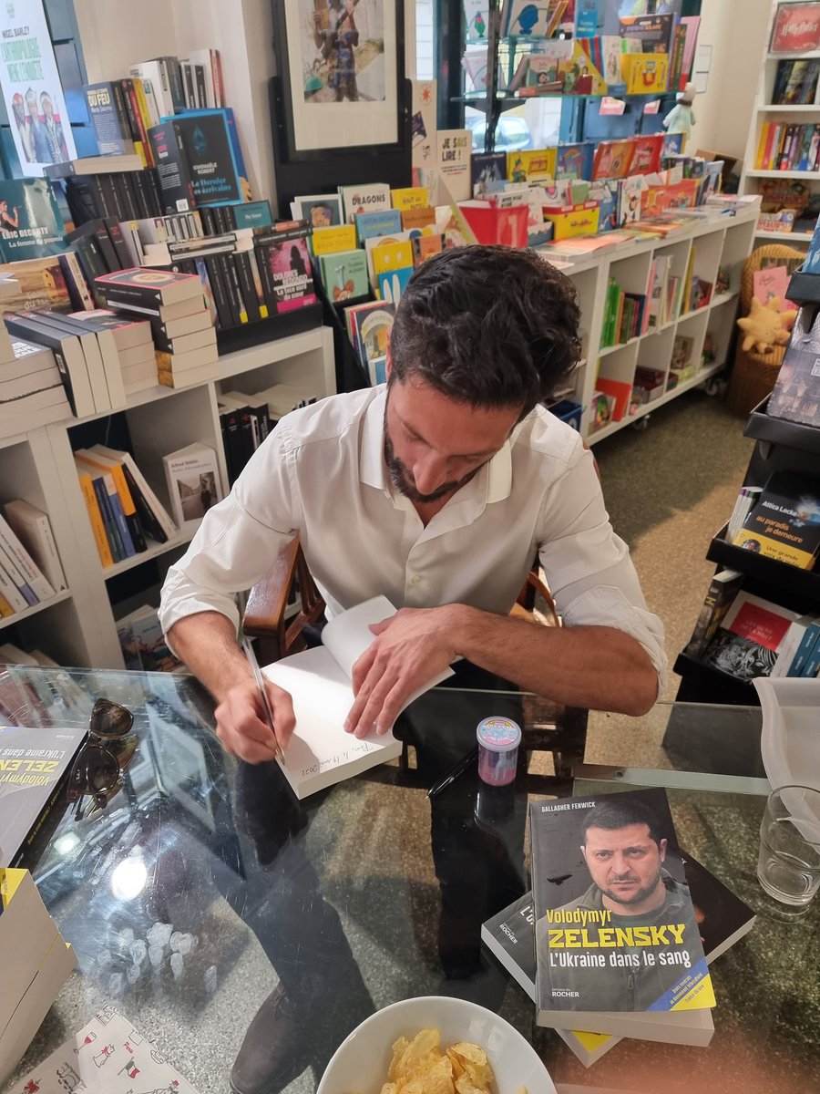 BHKabengele's tweet photo. Je vous invite à lire l'excellent ouvrage de Gallagher Fenwick @gallaghereport sur l'histoire de Volodymyr Zelensky @ZelenskyyUa #Ukraine Ce livre aide à plonger dans la vie et à comprendre la trajectoire d'un acteur majeur des enjeux #Géopolitiques actuels @FRANCE24 @EdduRocher1 https://t.co/maEh23vcrh
