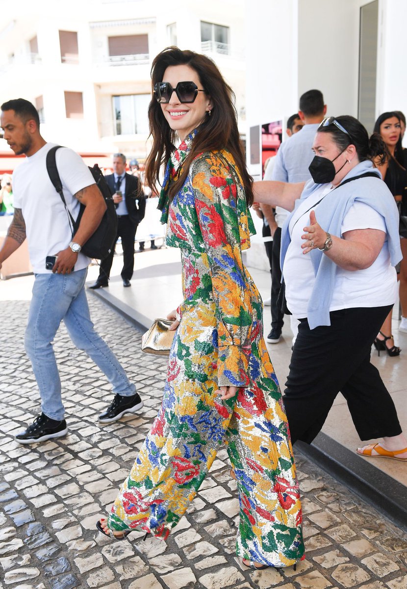 VersaceVenus_'s tweet photo. Anne Hathaway wearing Schiaparelli S/S 2022 whilst in Cannes https://t.co/cO6jw3ZGbg