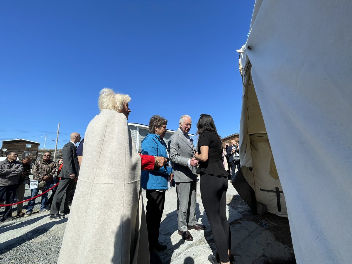 Le prince Charles et la duchesse de Cornouailles sont à Dettah au sud-est de Yellowknife pour rencontrer des membres de la Première Nation dénée. Familles, enfants et aînés les attendaient à leur arrivée pour leur serrer la main. #icign