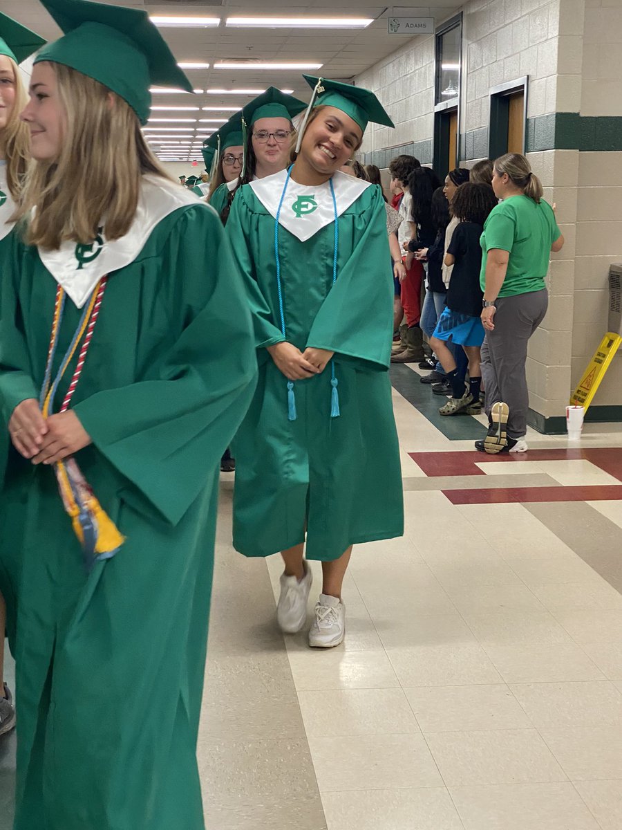 GaileyLane's tweet photo. #graduationmonth #classof2022 #mygirl #jaydendelaney #graduationwalk #soproudofthisgirl https://t.co/ElJm3czvWD