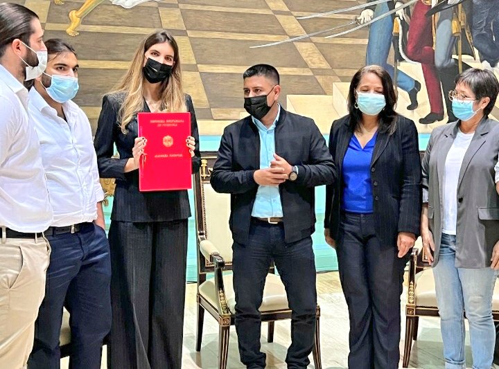 EEUU lo sabe, las #SancionesFallaron Hoy los diputados de la Asamblea Nacional entregaron acuerdo a Camilla Fabri Saab, un acuerdo aprobado por unanimidad para exigir respeto a la condición de diplomático de Alex Saab.