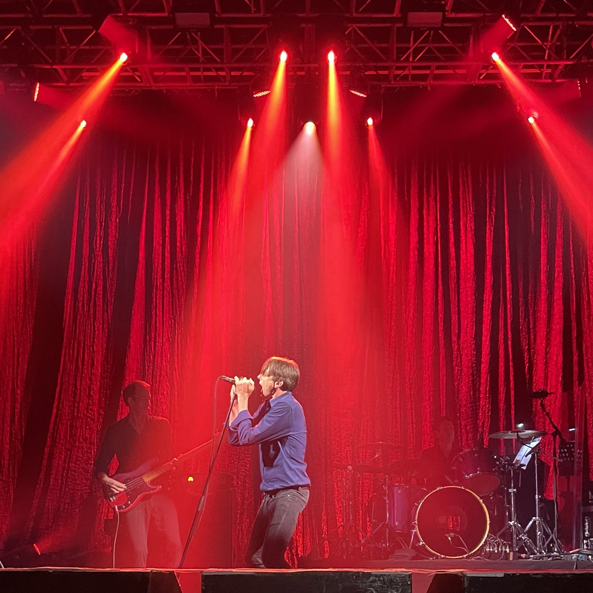 paremodelic's tweet photo. Aquesta nit a Barcelona, una estrella ha brillat més que les demés. Brett Anderson és Déu #Suede #Cominguptour https://t.co/byqYZVWL0X