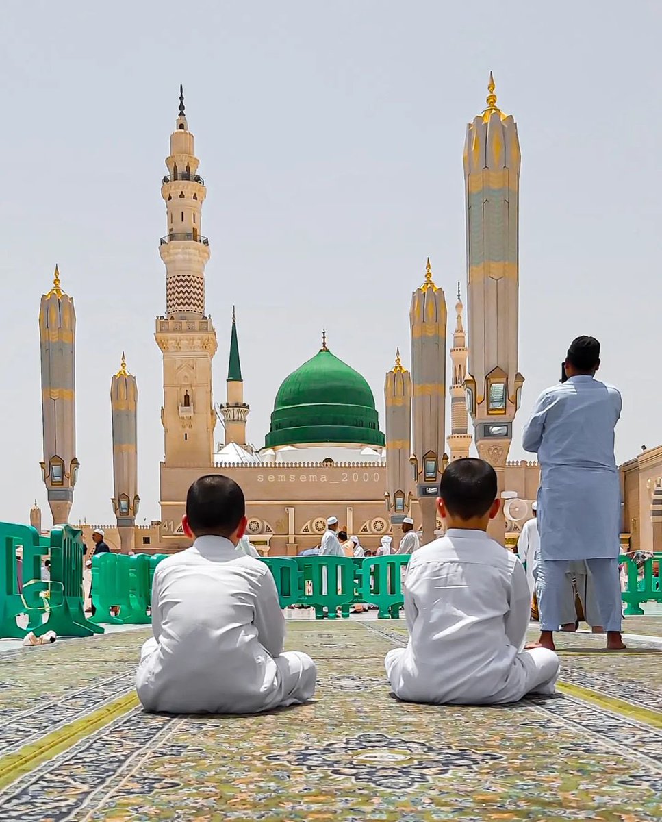 اللهم صل على محمد
وعلى ال محمد كما صليت
على ابراهيم وعلى ال ابراهيم 
أنك حميد مجيد

اللهم بارك على محمد 
وعلى ال محمد كما باركت 
على ابراهيم 
وعلى ال ابراهيم 
أنك حميد مجيد