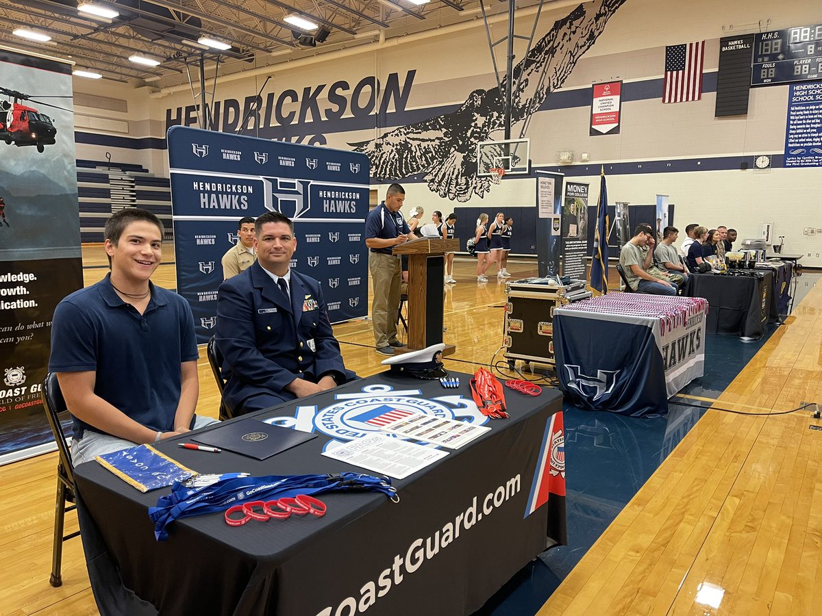 HawkNationCCC's tweet image. 🇺🇸So proud of these young men and women! 🇺🇸 Military Signing Day at HHS! #hawknation @pfisd @HawkNationHHS