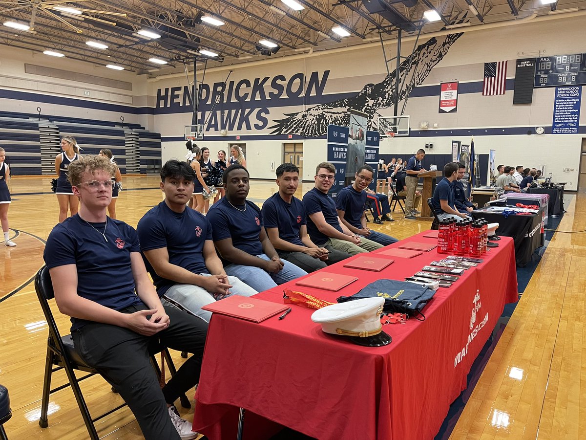 HawkNationCCC's tweet image. 🇺🇸So proud of these young men and women! 🇺🇸 Military Signing Day at HHS! #hawknation @pfisd @HawkNationHHS