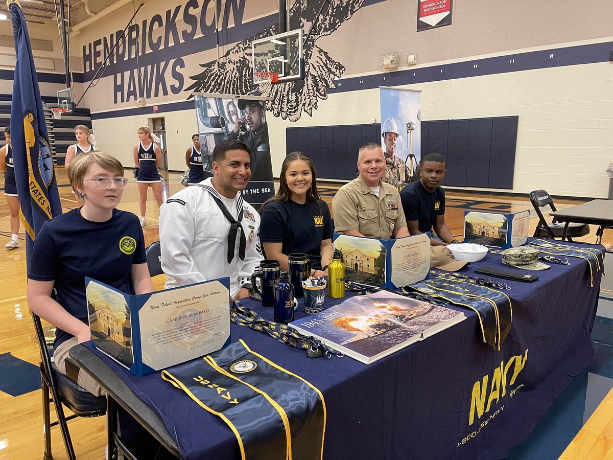 HawkNationCCC's tweet image. 🇺🇸So proud of these young men and women! 🇺🇸 Military Signing Day at HHS! #hawknation @pfisd @HawkNationHHS