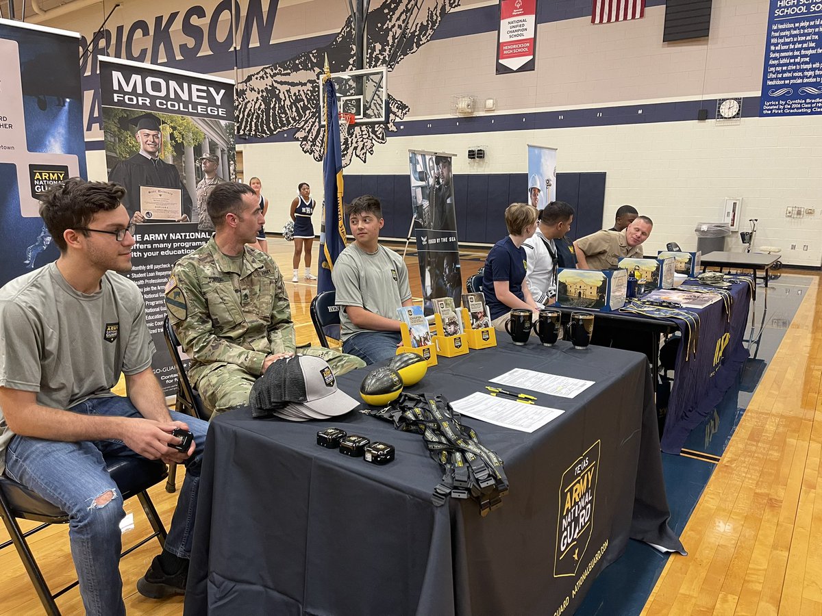 HawkNationCCC's tweet image. 🇺🇸So proud of these young men and women! 🇺🇸 Military Signing Day at HHS! #hawknation @pfisd @HawkNationHHS