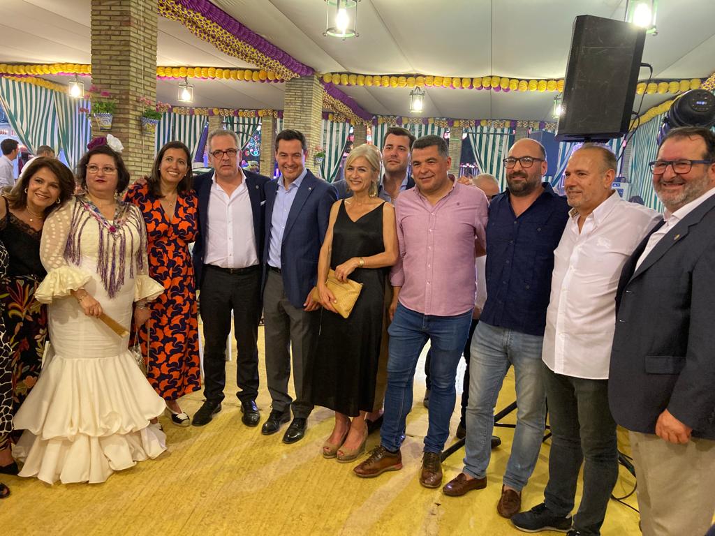 Patricia_Pozo_'s tweet photo. Tras dos años de pandemia, recuperamos nuestras tradiciones y costumbres. 

Hoy, junto a @JuanMa_Moreno, visito la feria de Dos Hermanas, una cita esencial del calendario festivo de la provincia de Sevilla. ¡Gracias a los nazarenos por vuestro cariño! https://t.co/fjgp3pwEVl