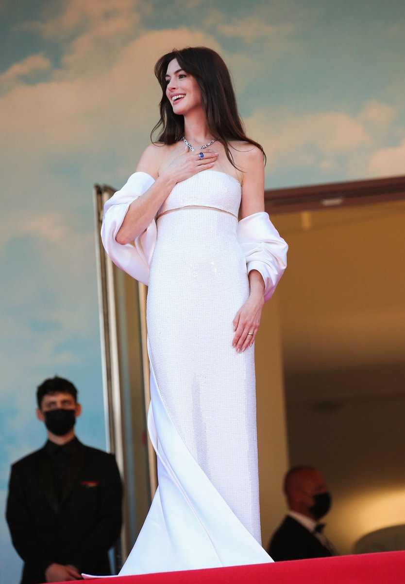 SeriesUpdateFR's tweet photo. Anne Hathaway au Festival de Cannes.🤍 https://t.co/cHqDXBFwTh