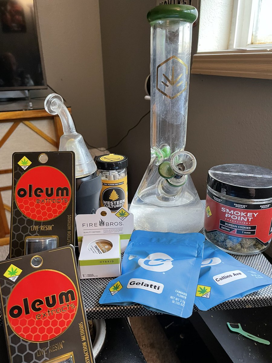 NFToker9791's tweet photo. #wifeoutoftown #cleanglass #cookies #firebros #smokeypoint #westerncultured and #oleumextracts https://t.co/2DrBGMk6sJ