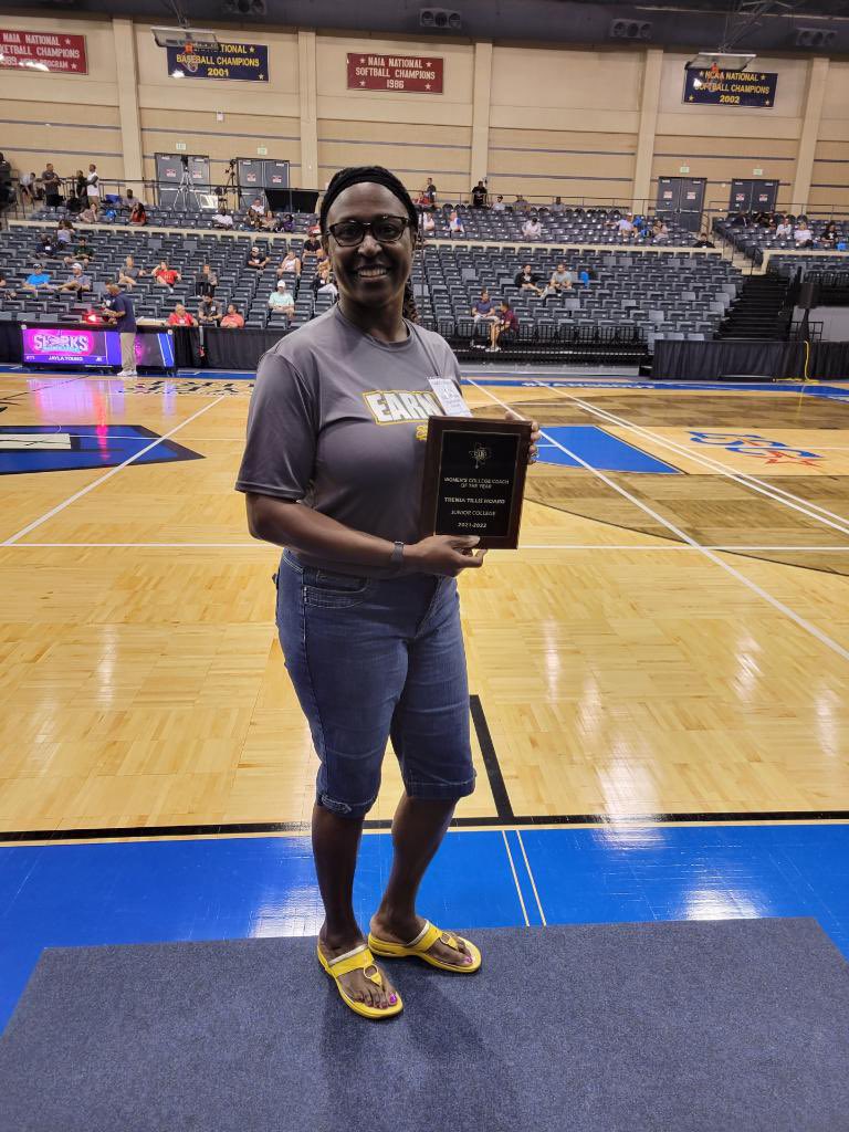 Coach “T” was presented with her TABC Women’s College Coach of the Year award at the first day of the <a href="/Tabchoops/">𝙏𝘼𝘽𝘾🏀📋</a> Coaches Clinic.