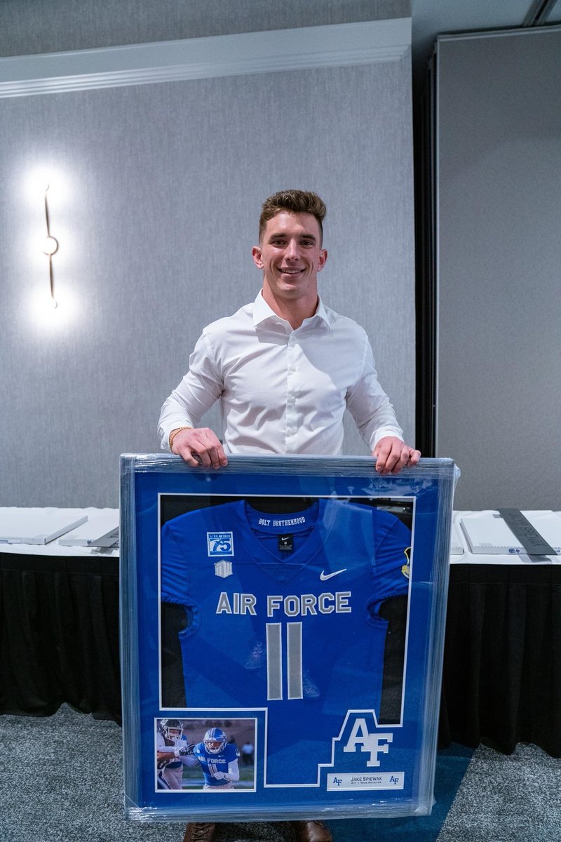 AF_Football's tweet photo. 𝐹𝒶𝓁𝒸𝑜𝓃 𝐹𝒾𝓇𝓈𝓉𝒾𝑒

Jake Spiewak will be a Pilot following graduation! ✈️ https://t.co/9ipFx24SoC
