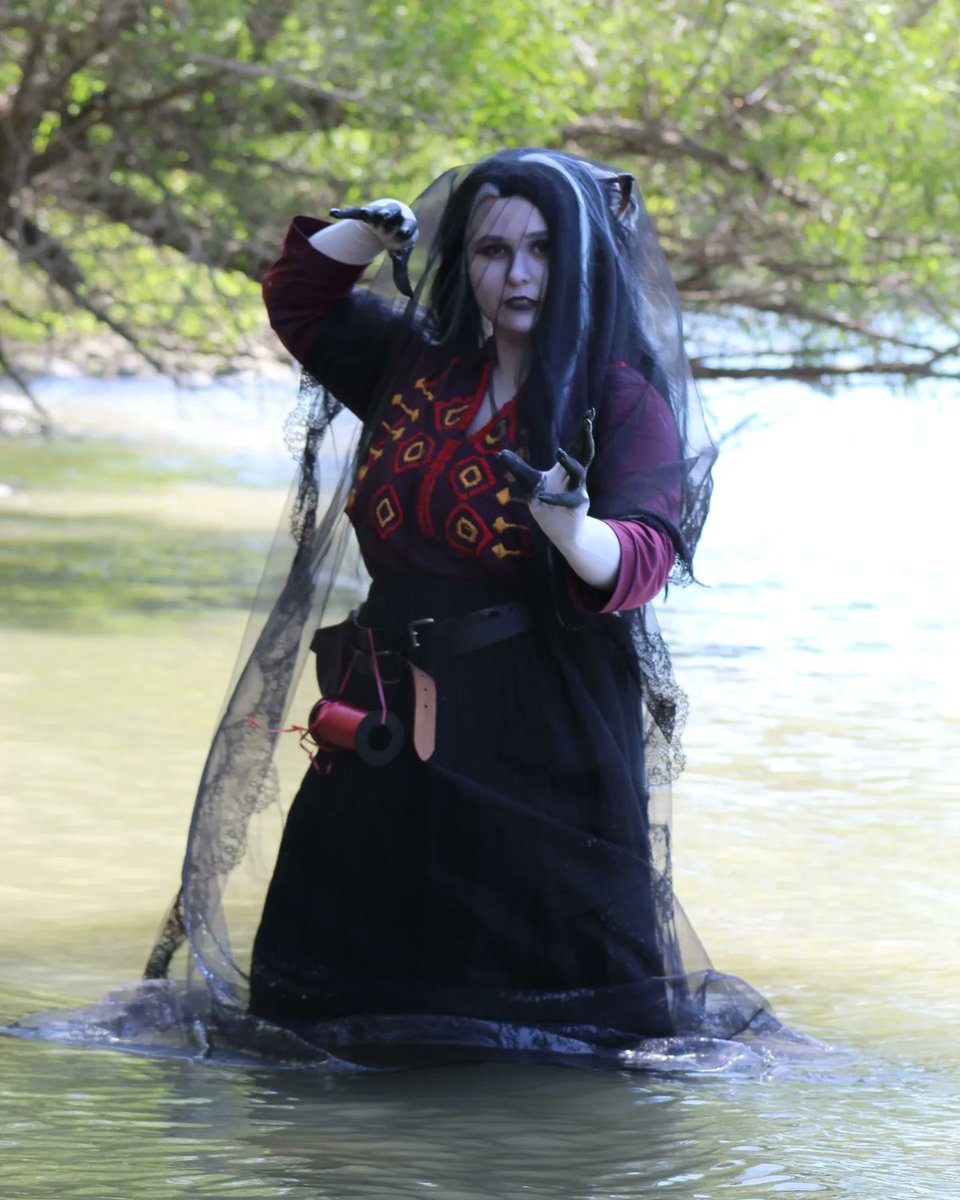 auxcosplays's tweet photo. Laudna 🖤💀

Special shoutout to @iichigo_kyandi for not immediately questioning my sanity when I asked if they'd be down to take photos of me getting in the river in full cosplay

📸: @iichigo_kyandi https://t.co/TZnjy4P3yt