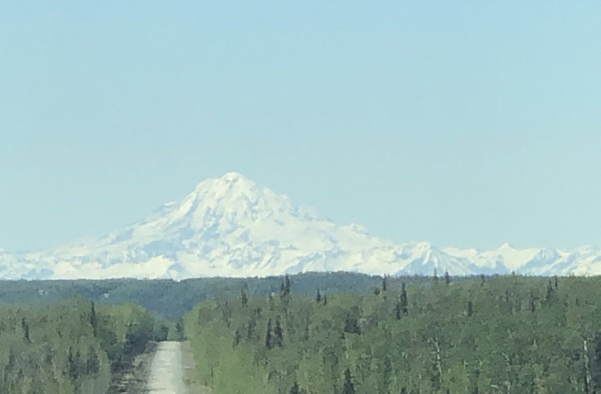 gomer2323's tweet photo. Mt Redoubt this afternoon. #MtRedoubt #ChigmitMtns https://t.co/Jv9MNsMU17
