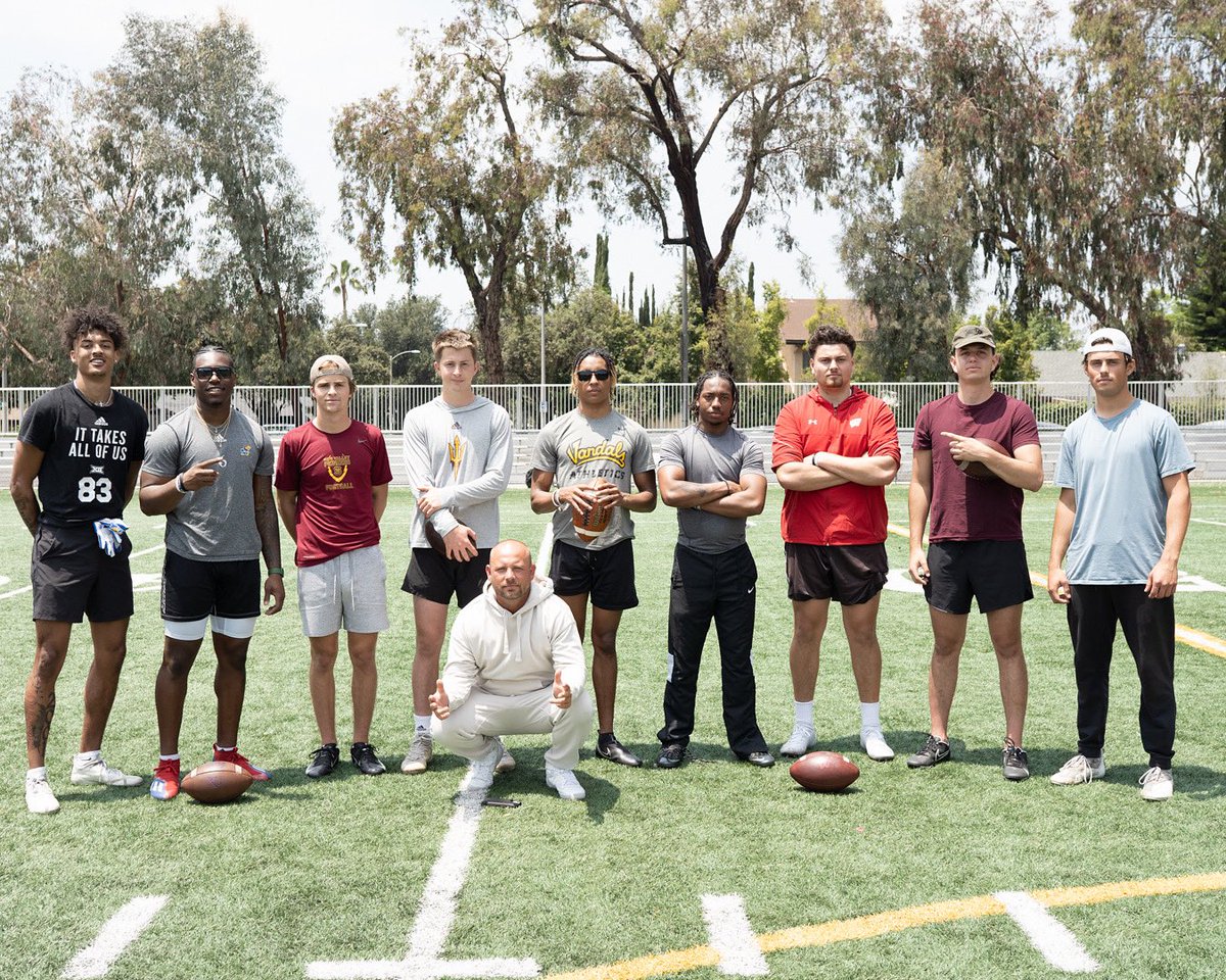 Throw_2_Win's tweet photo. Love all these guys.  Seen the seeds planted, watered, and now the fruit is beginning to blossom. https://t.co/HJTYpoBOwi