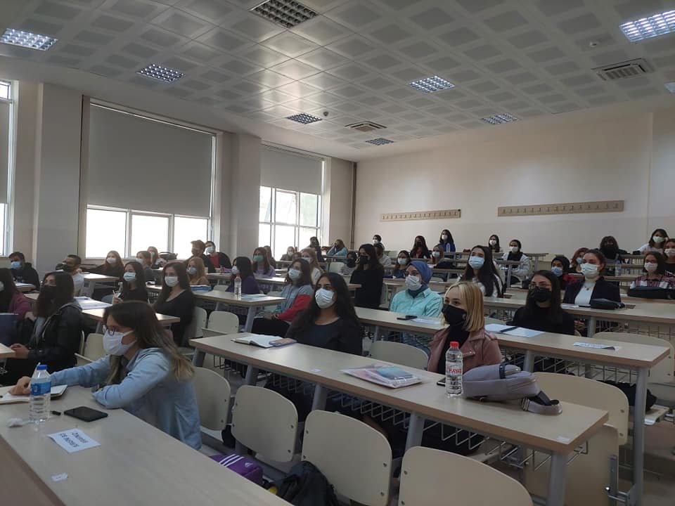 Her ne kadar yeni kararlarla ``gerek açık havada gerekse kapalı ortamlarda havalandırma yeterliyse maske kullanmak zorunluluğu söz konusu değil`` ise de şahsım olarak ``yoğun olunan açık hava ortamlarında ve anfi vb kapalı ortamlarda`` maske önlemine devam ediyorum...