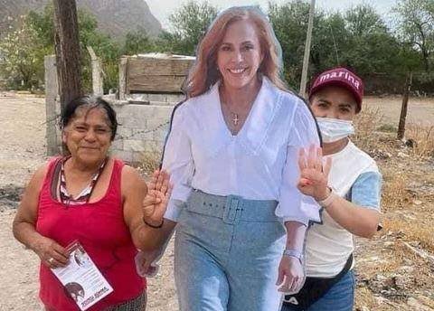 avieu's tweet photo. A la candidata de Morena, @MarinaVitela_ no le gusta hacer campaña en comunidades rurales de #Durango y manda un cartón para que la gente se tome fotos 🙄🤦🏻‍♀️. Dónde quedó eso de primero los pobres?, ¡qué vergüenza! Ccp @lopezobrador_ https://t.co/uElDyLq81s