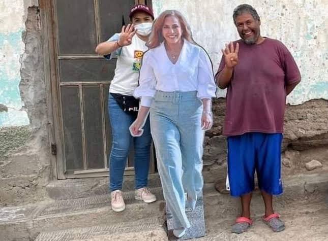 avieu's tweet photo. A la candidata de Morena, @MarinaVitela_ no le gusta hacer campaña en comunidades rurales de #Durango y manda un cartón para que la gente se tome fotos 🙄🤦🏻‍♀️. Dónde quedó eso de primero los pobres?, ¡qué vergüenza! Ccp @lopezobrador_ https://t.co/uElDyLq81s