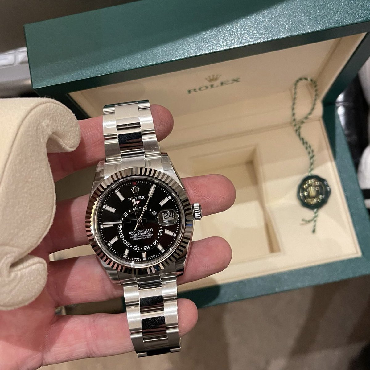 qptwatches's tweet photo. HUGE GIVEAWAY!!!

🥇Brand New 2020 fully stickered Rolex Skydweller 326934 $28k
🥈 Black Card NFT $1450
🥉 25 Whitelist spots 

How to enter:
1️⃣ - Follow @QPT_NFT + RT 
2️⃣ - Join https://t.co/ZMuXmhuGDL
3️⃣ - Drop Wallet and proof

#NFTs #NFTGiveaways #NFTGiveaway #NFT #NFTdrops https://t.co/lg0qETJgMK